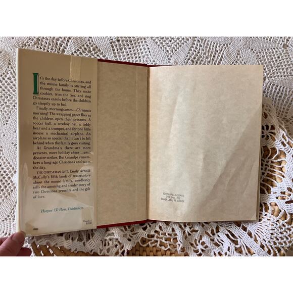 1988 The Christmas Gift by Emily Arnold McCully, Ex Library Book - Picture 2 of 7